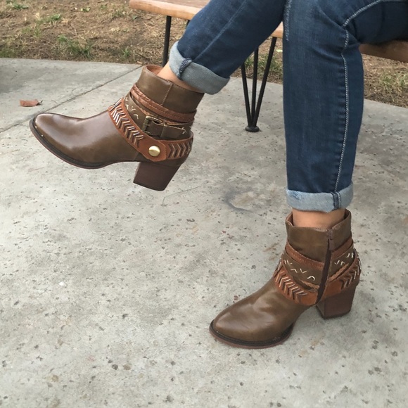 BROWN FAUX LEATHER WESTERN BOOTS - Picture 3 of 8